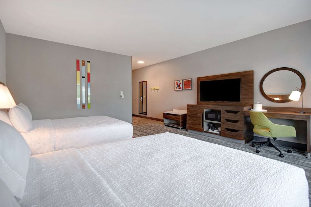 Room, 2 Queen Beds, Bathtub (Mobility & Hearing)