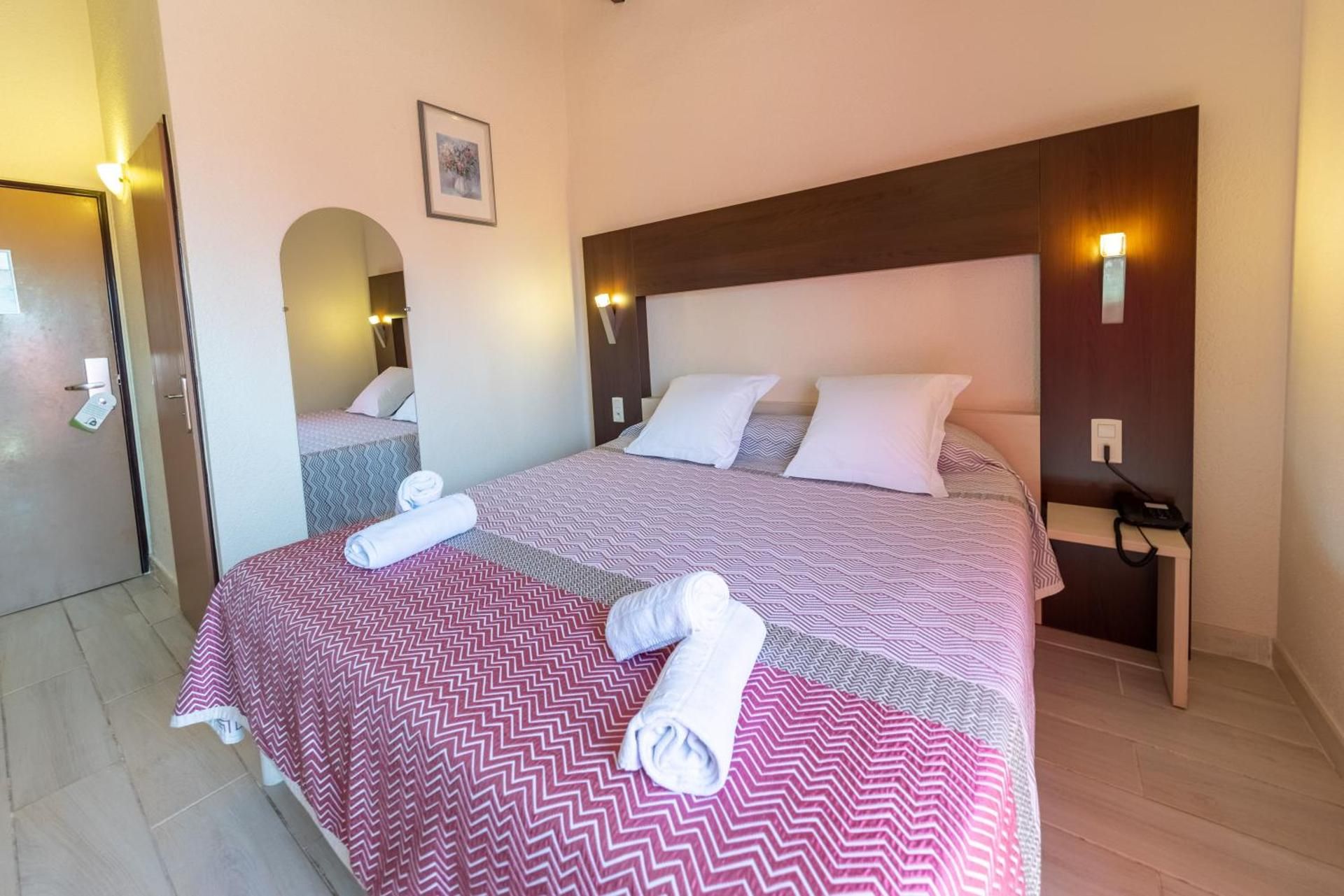 Family Room (2 Adults + 2 Children)  - heated swimming pool - free parking