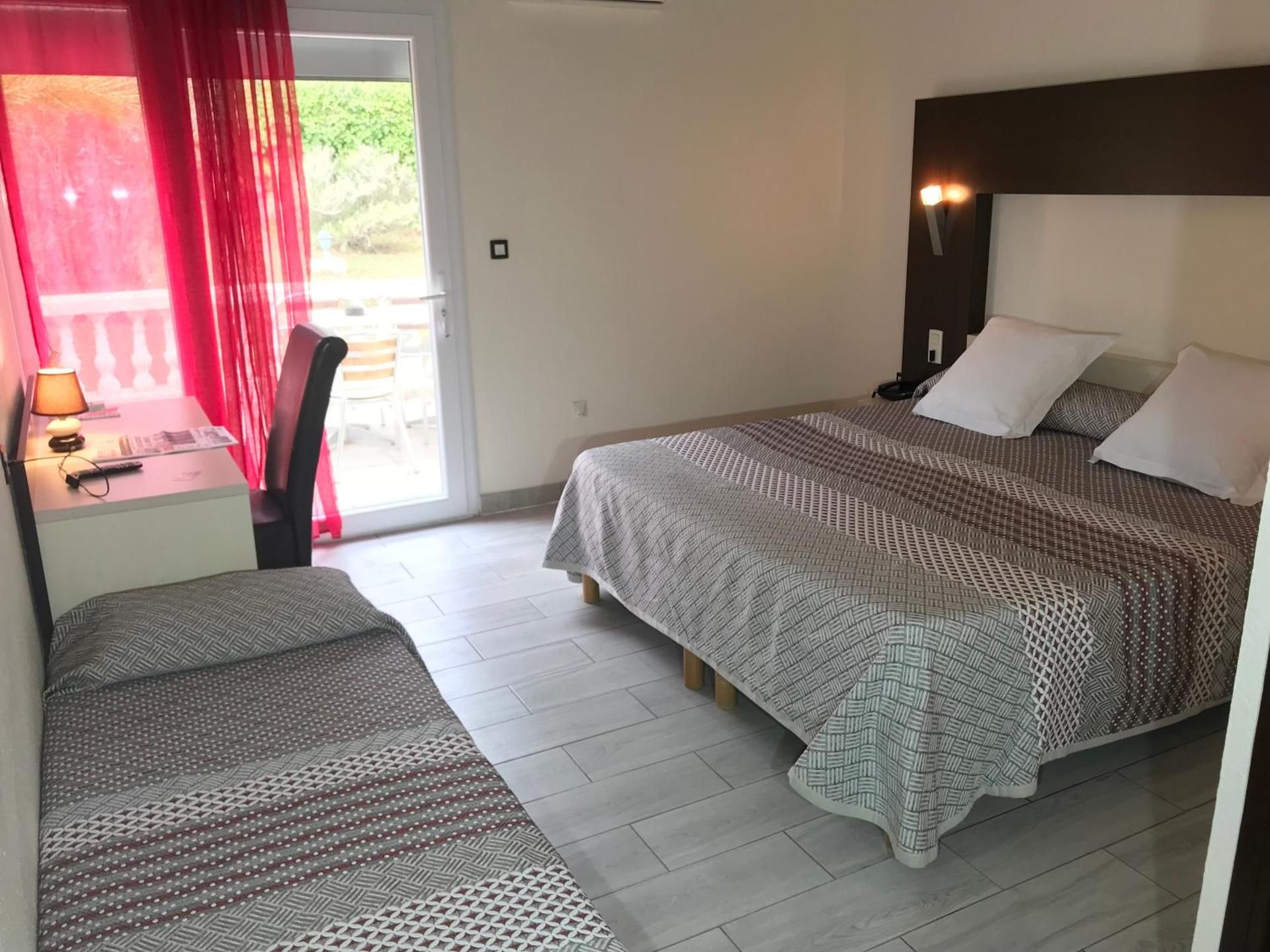 Triple Room with Terrace - heated swimming pool - free parking
