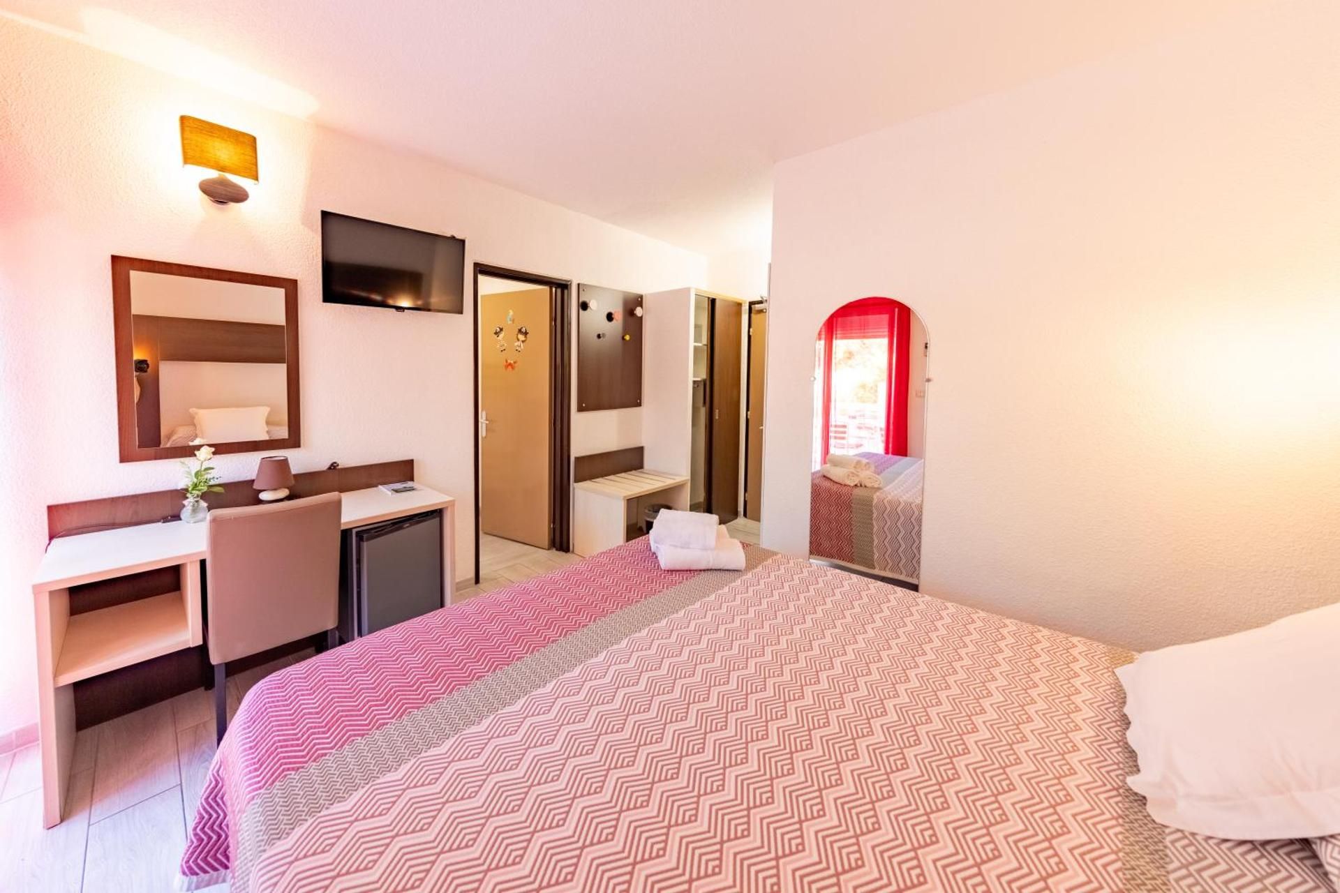 Family Room (2 Adults + 2 Children) with Terrace - heated swimming pool - free parking