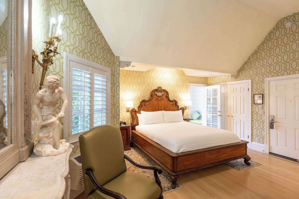 The Bergson, BW Signature Collection Suite, 1 King Bed, Non Smoking, Balcony