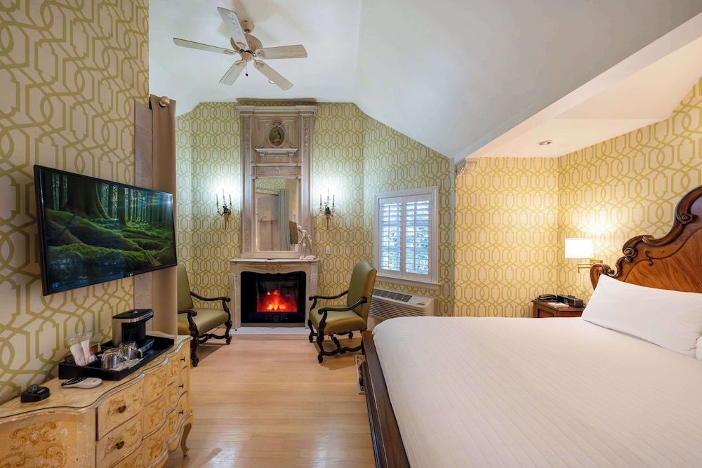 The Bergson, BW Signature Collection Suite, 1 King Bed, Non Smoking, Balcony 3