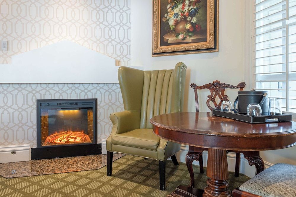 The Bergson, BW Signature Collection Standard Room, 1 King Bed, Non Smoking, Jetted Tub 4