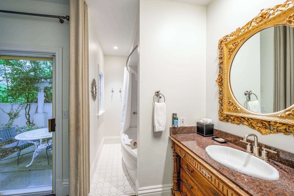 The Bergson, BW Signature Collection Standard Room, 1 King Bed, Non Smoking, Jetted Tub 3