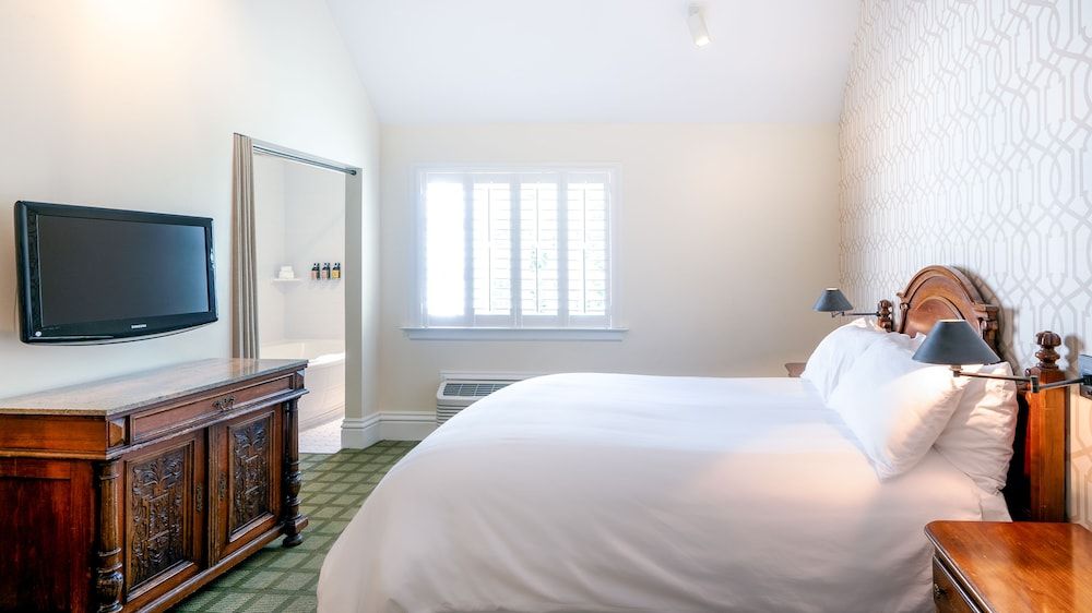 Standard Room, 1 Queen Bed, Non Smoking, Fireplace (2nd Floor;Four Poster Bed)