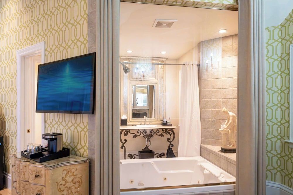 The Bergson, BW Signature Collection Suite, 1 King Bed, Non Smoking, Balcony 7