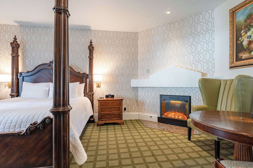 The Bergson, BW Signature Collection Standard Room, 1 King Bed, Non Smoking, Jetted Tub