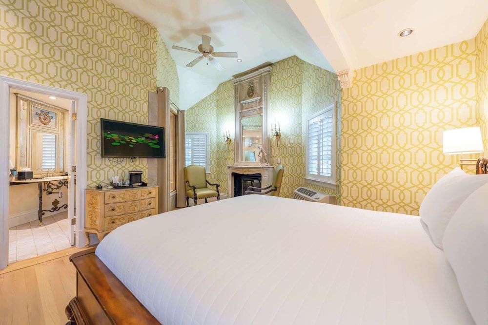 The Bergson, BW Signature Collection Suite, 1 King Bed, Non Smoking, Balcony 2