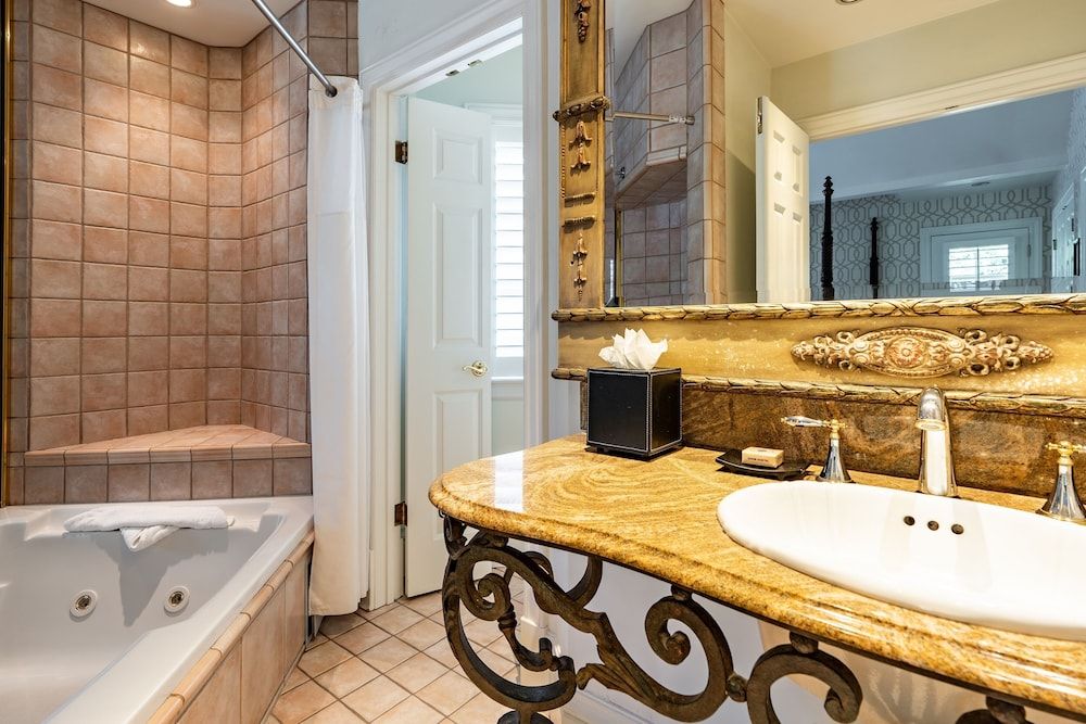 The Bergson, BW Signature Collection Suite, 1 King Bed, Non Smoking, Balcony 6