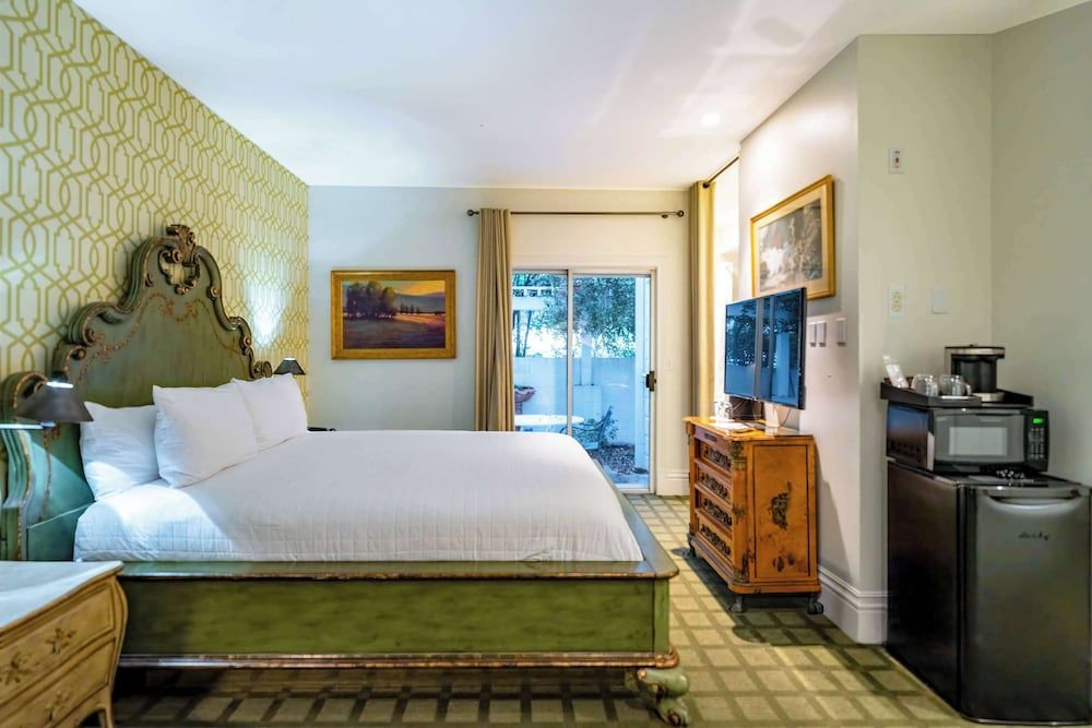 The Bergson, BW Signature Collection Standard Room, 1 King Bed, Non Smoking, Jetted Tub 2