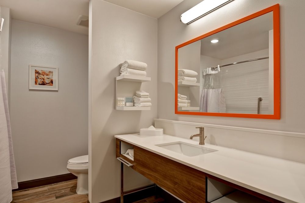 Hampton Inn & Suites Tucson Tech Park Room, 1 King Bed, Refrigerator 3