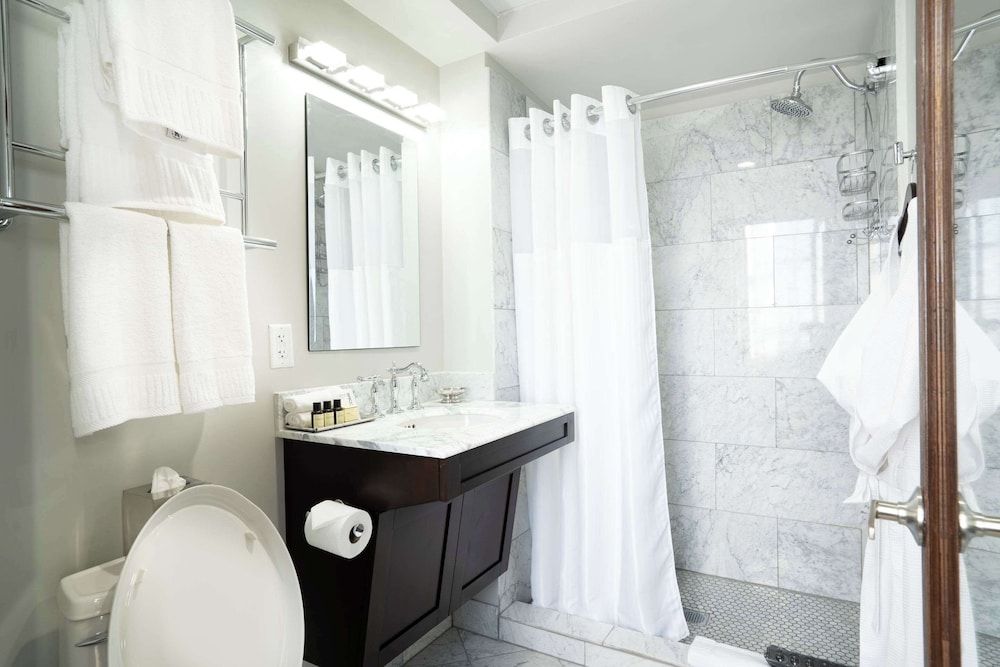 The Esquire Hotel Downtown Gastonia, Ascend Hotel Collection Standard Room, 1 King Bed, Non Smoking 3