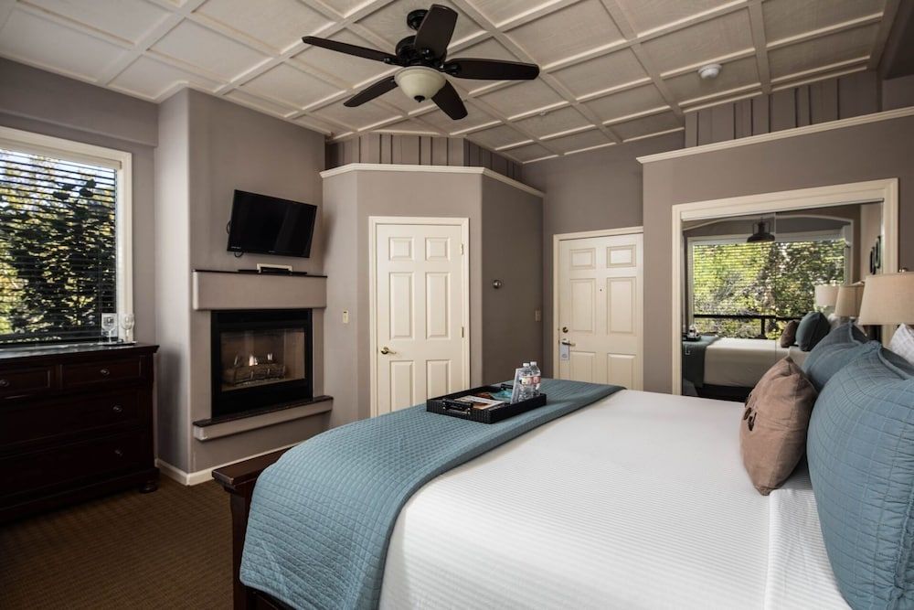 The Inn Above Oak Creek Creekside King Room 1
