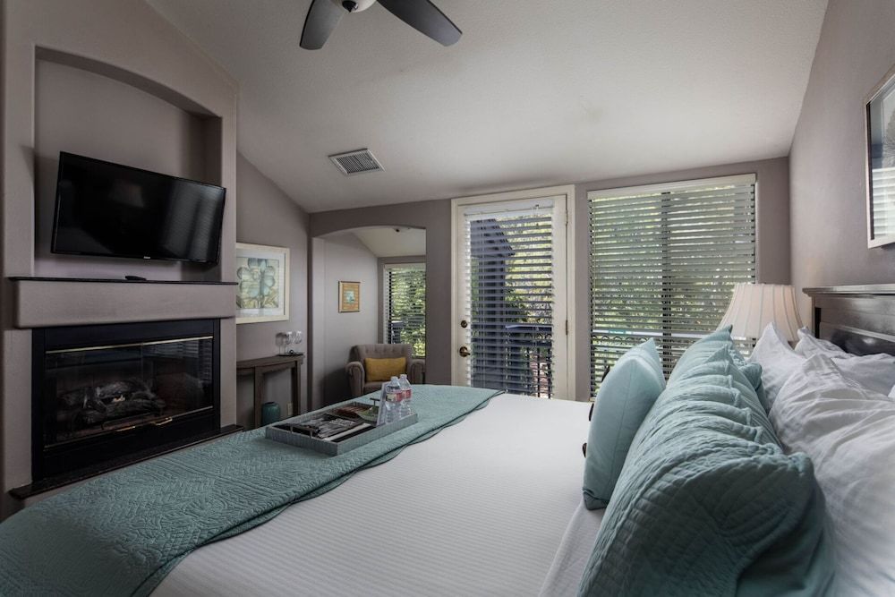 The Inn Above Oak Creek Creekside King Room 5 2