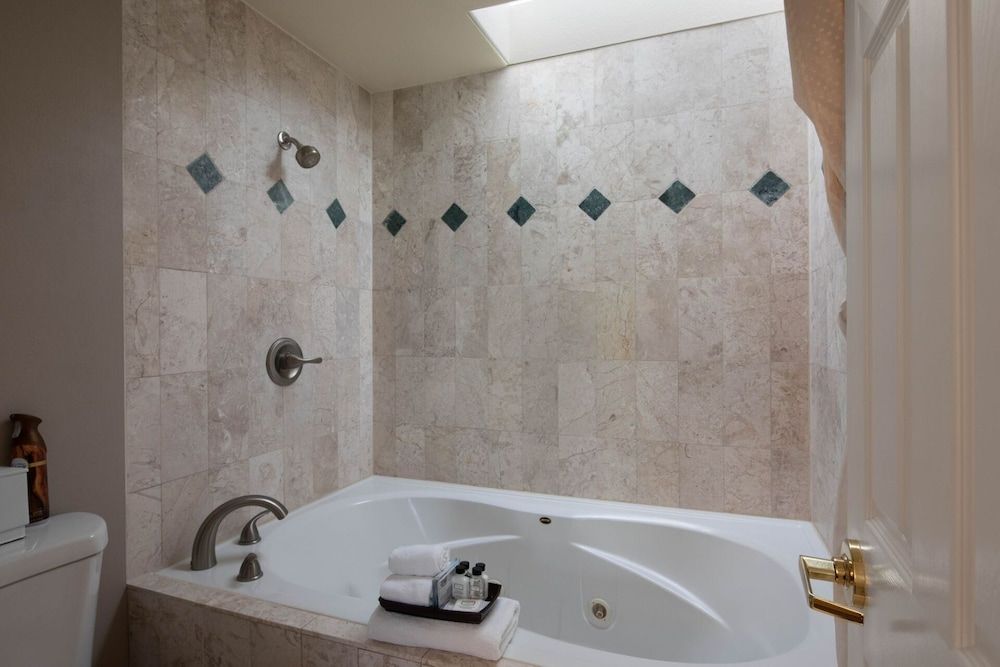 The Inn Above Oak Creek Creekside King Room 5 3