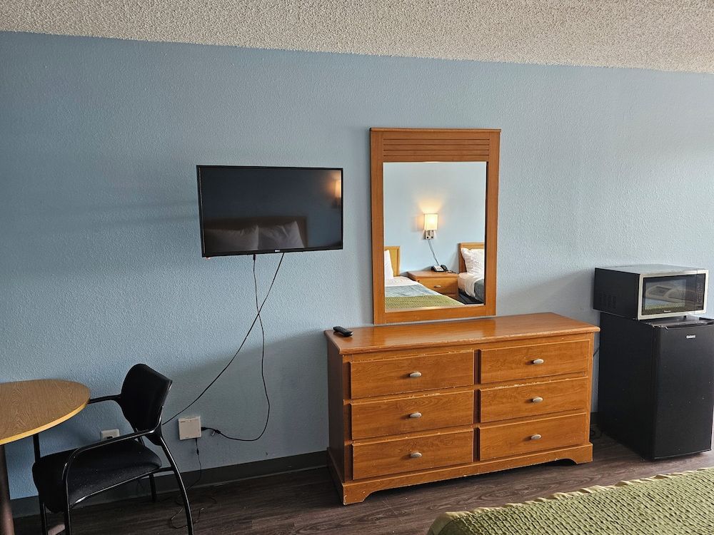 Sumner Motor Inn Deluxe Room, Multiple Beds, Non Smoking, Refrigerator & Microwave 5