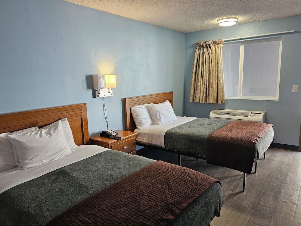 Sumner Motor Inn Deluxe Room, 2 Double Beds, Non Smoking, Refrigerator & Microwave 2