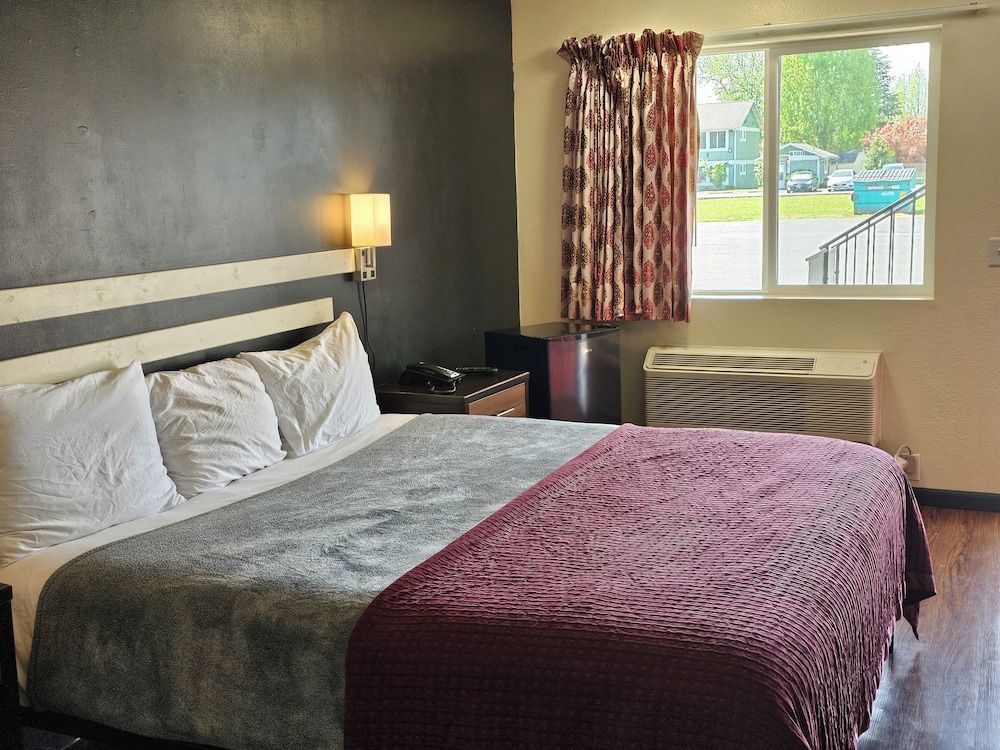 Sumner Motor Inn Standard Room, 1 King Bed, Non Smoking, Refrigerator & Microwave