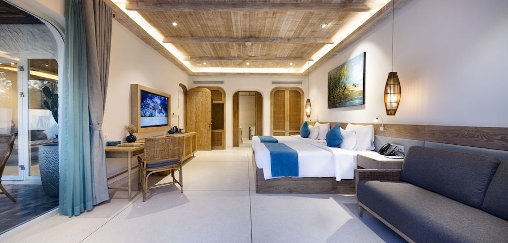 Stelia Beach Resort 3 Bedroom Ocean View Villa with Private Pool 4