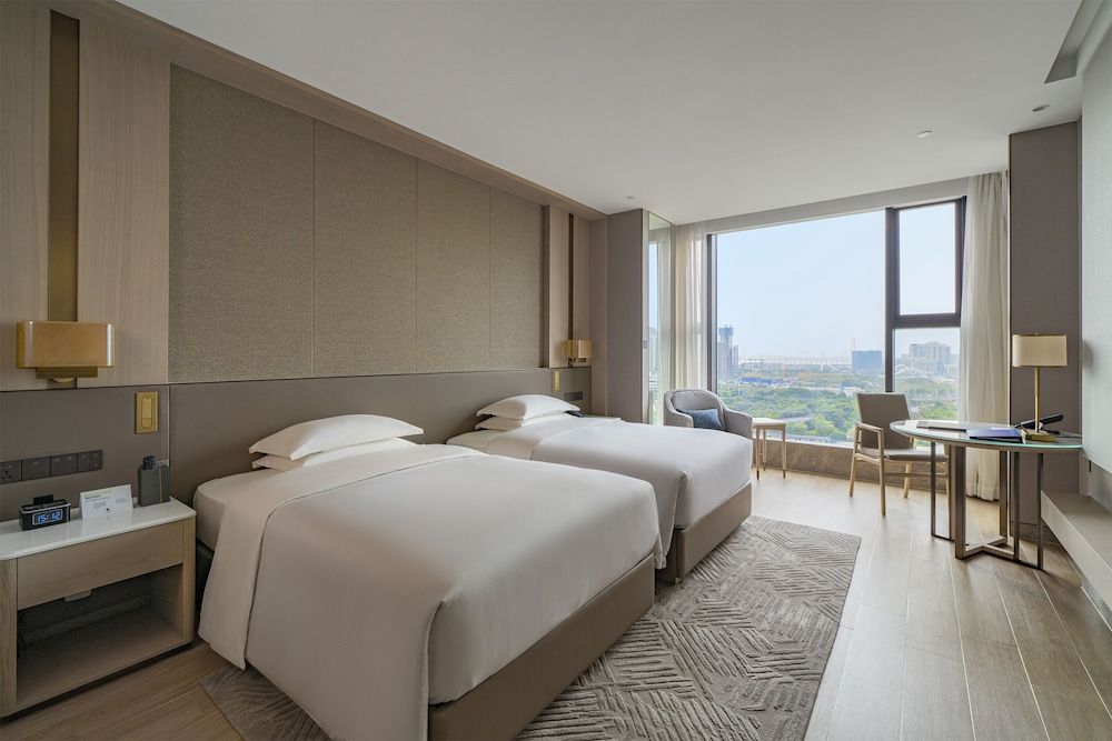 DoubleTree by Hilton Shenzhen Nanshan Hotel & Residences TWIN GUEST ROOM CITY VIEW