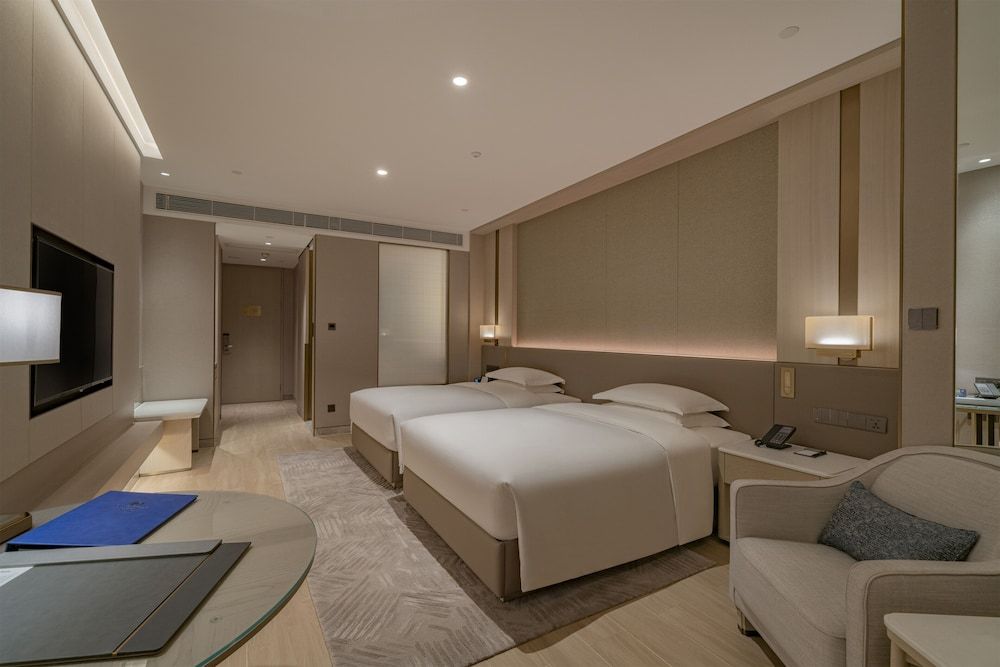 DoubleTree by Hilton Shenzhen Nanshan Hotel & Residences TWIN GUEST ROOM CITY VIEW 4