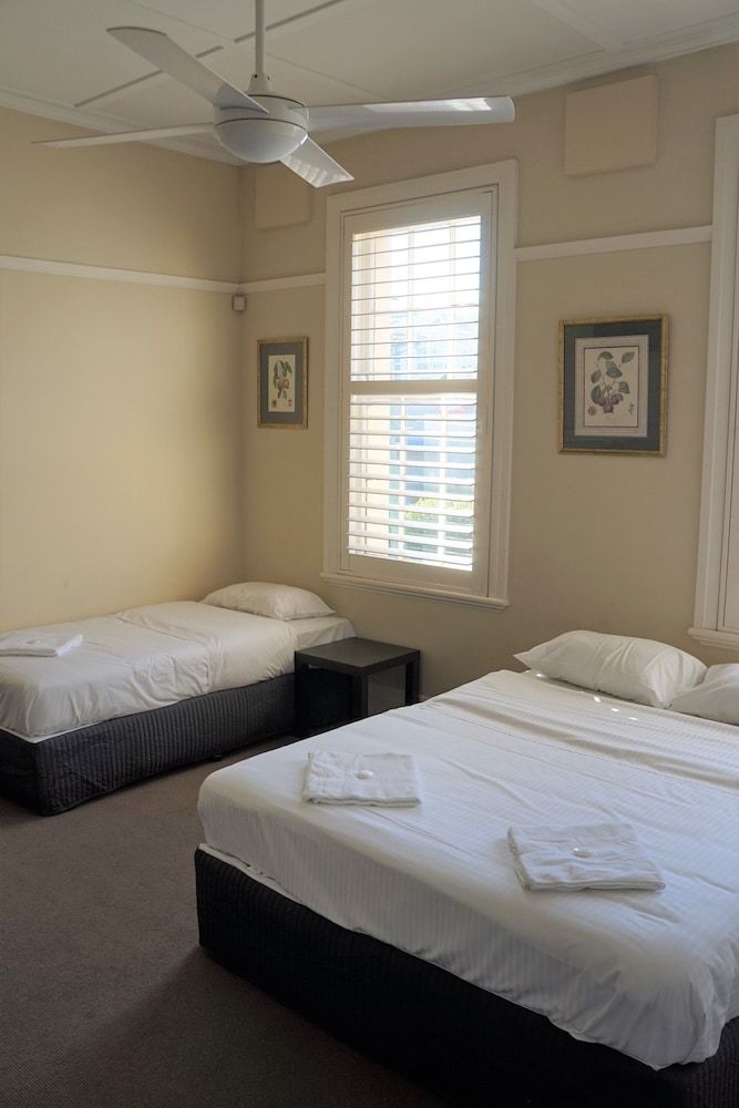 Palace Hotel Mortlake Traditional Triple Room with Shared Bathroom 2