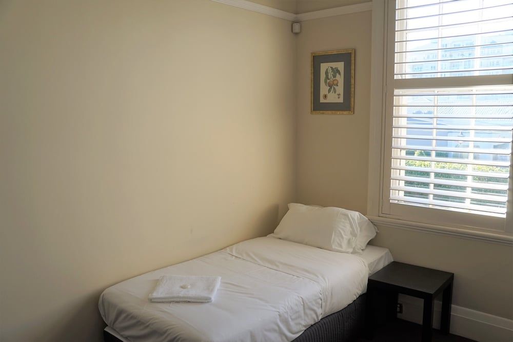 Palace Hotel Mortlake Family Room with Shared Bathroom