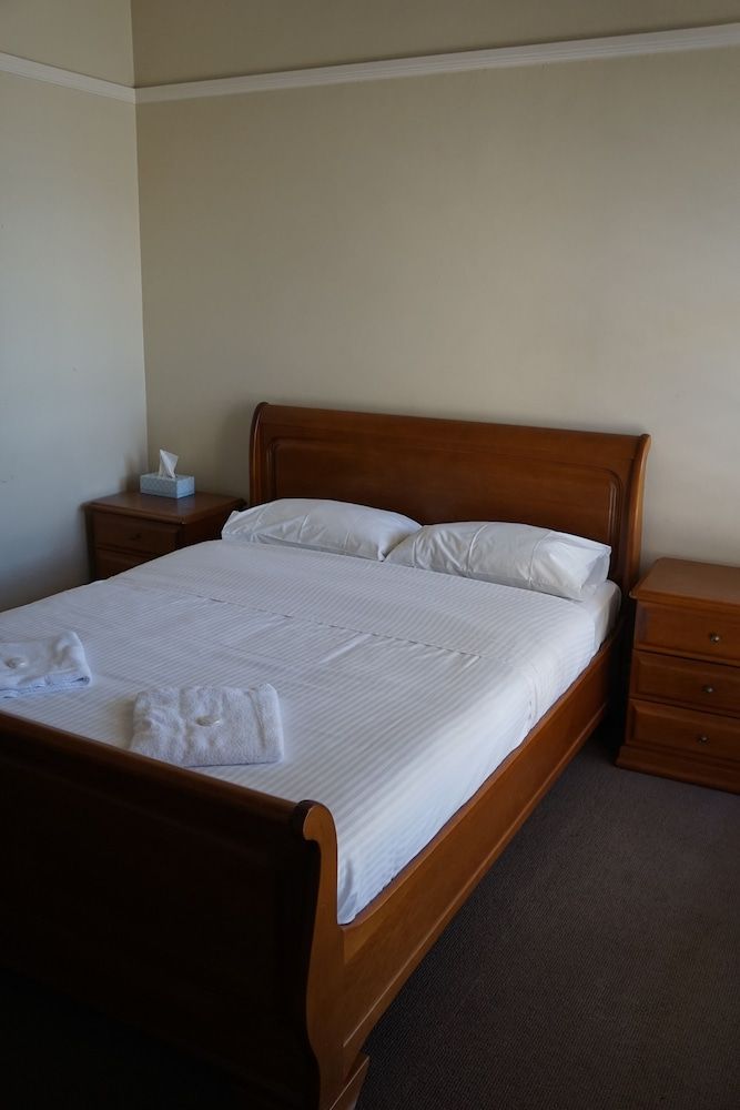 Palace Hotel Mortlake Queen Room with Shared Bathroom