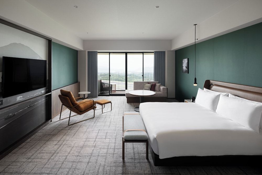 Deluxe Room, 1 King Bed (Circuit View)