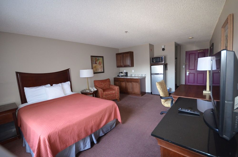 TownSquare Place Standard Suite, 1 Queen Bed, Kitchen 3