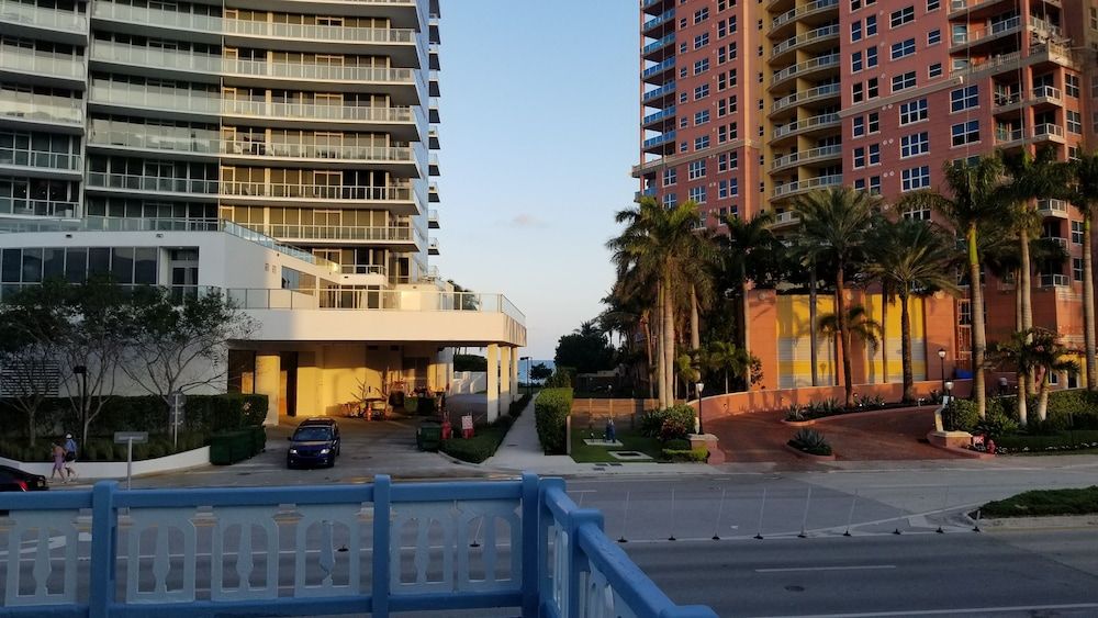 undefined Hotel Motel Lauderdale Inn 2
