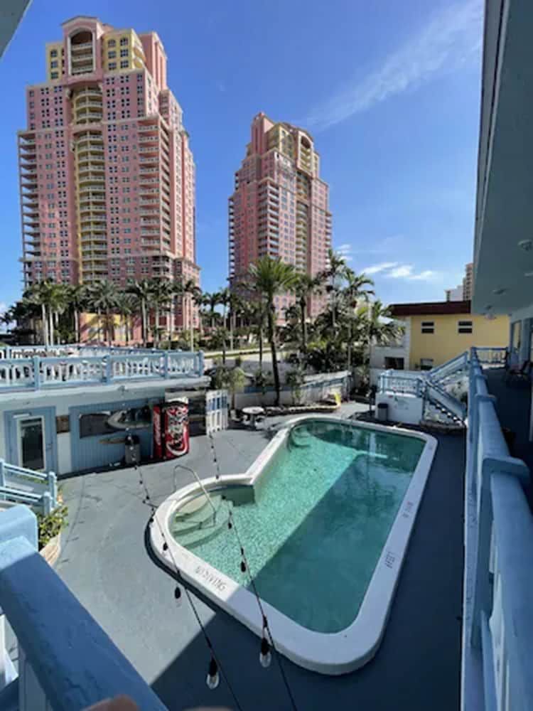 undefined Hotel Motel Lauderdale Inn
