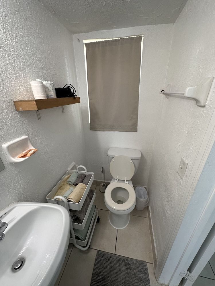 undefined Hotel Motel Lauderdale Inn 9