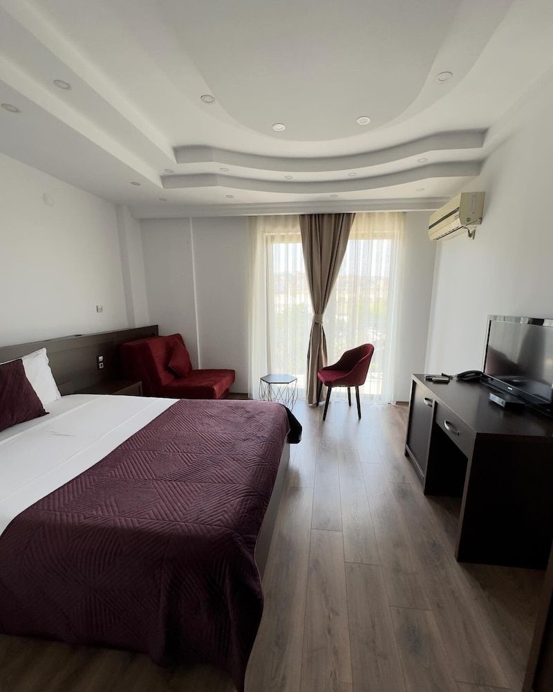 Deluxe Triple Room, City View