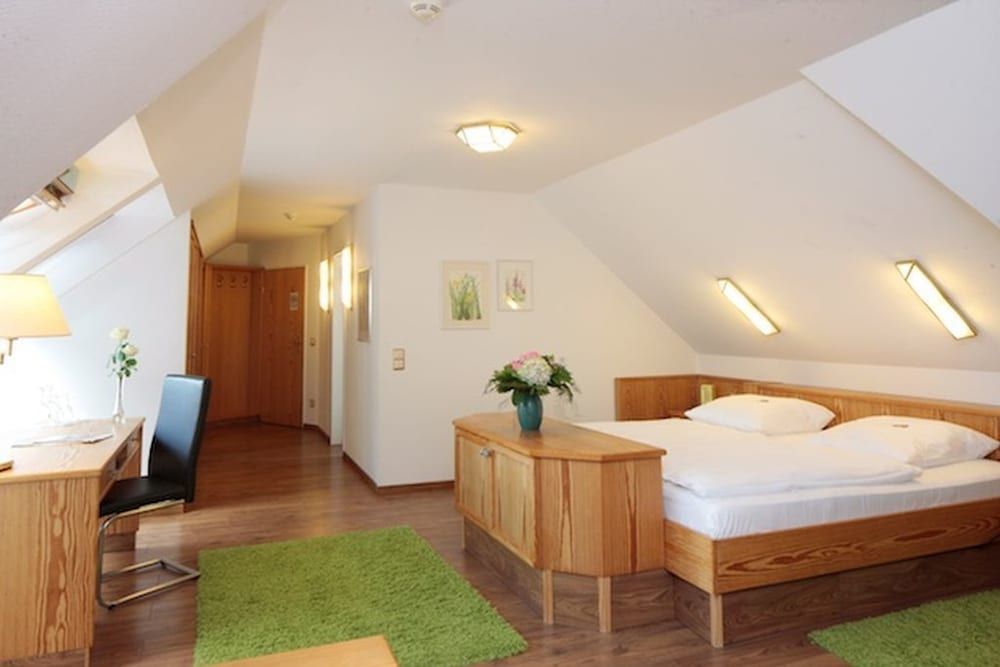 Junior Suite, 1 Queen Bed, Non Smoking, Private Bathroom