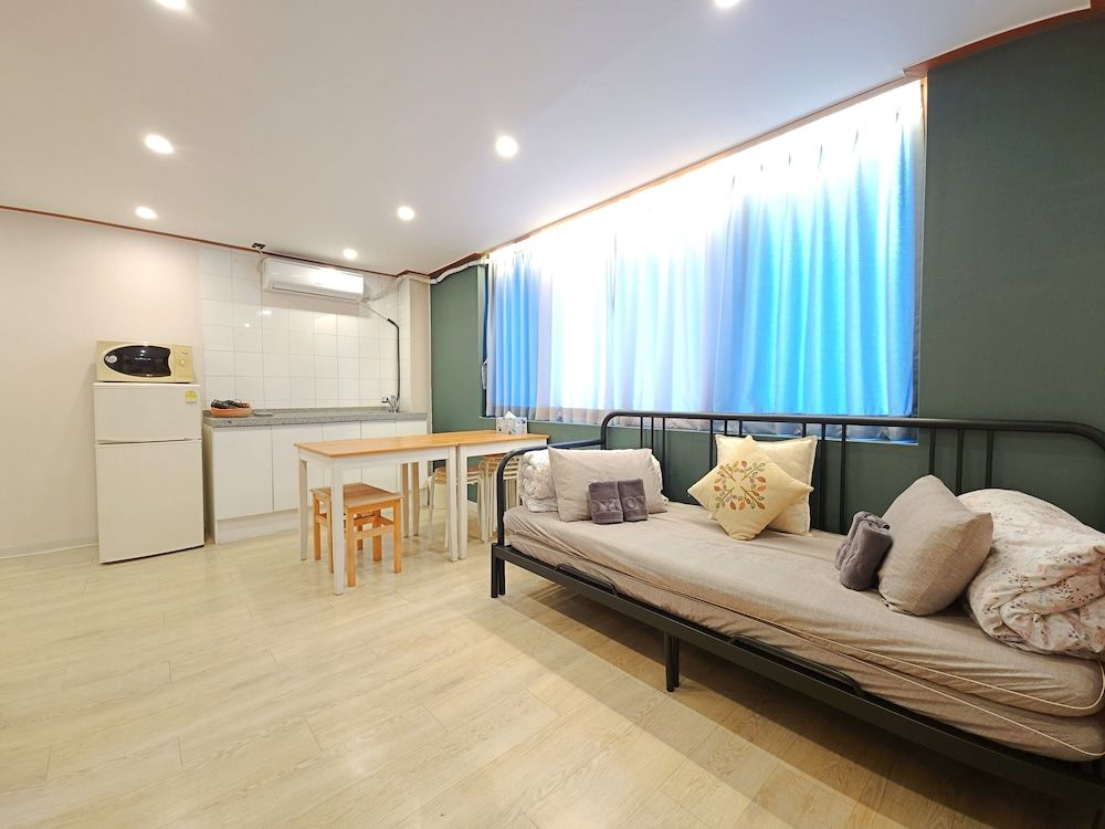 OYO Rooftop Hostel Family Room (8 persons) 16