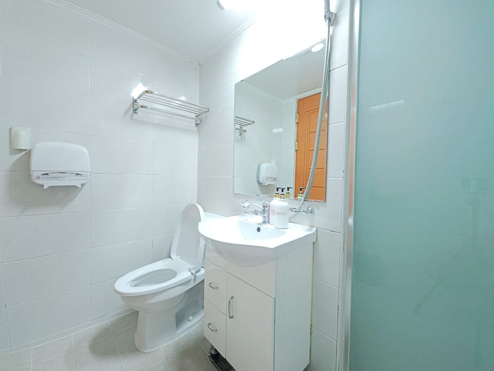 OYO Rooftop Hostel Quadruple Room 12