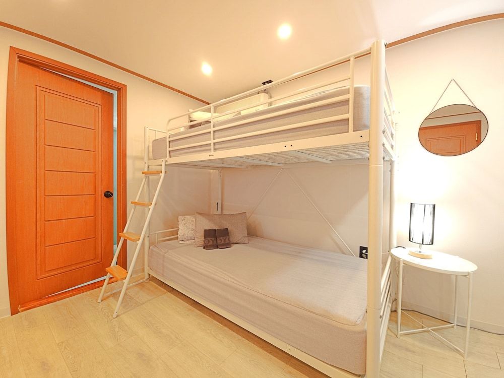 OYO Rooftop Hostel Quadruple Room 3