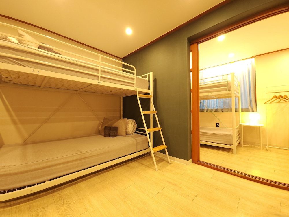 OYO Rooftop Hostel Family Room (8 persons) 8