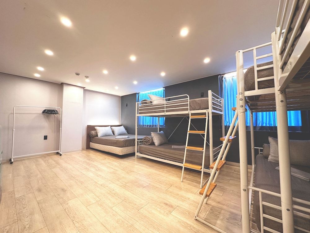 OYO Rooftop Hostel Family Room (8 persons) 10