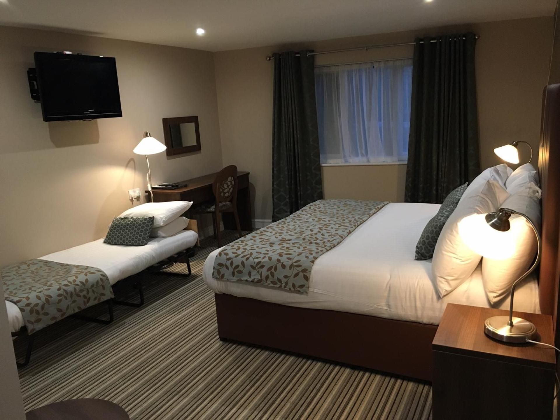 Family Room (2 Adults + 1 Child)