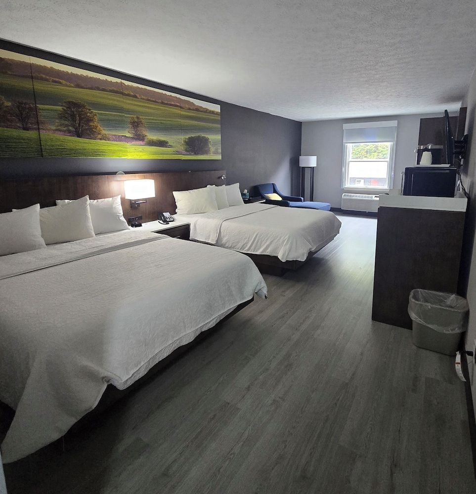 Luxor Inn & Suites, a Travelodge by Wyndham Suite, 1 Bedroom, Non Smoking (2 Queen Beds) 2