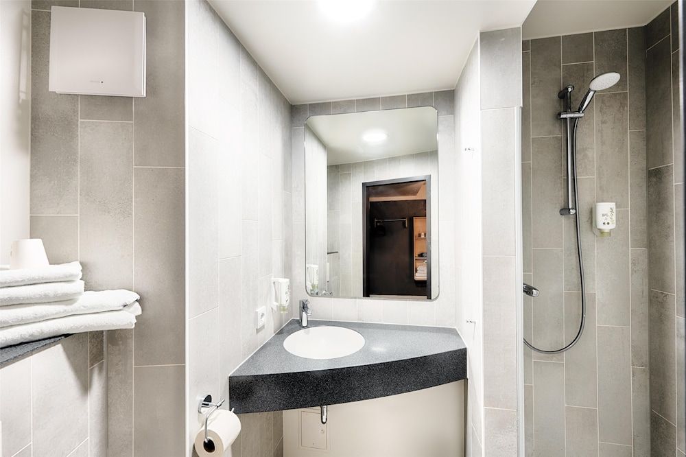 B&B HOTEL Wiesbaden-Hbf Twin Room 4