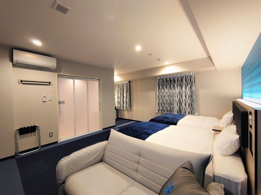 Universal Twin Room, 2 Double Beds and 1 Sofa Bed, Non Smoking