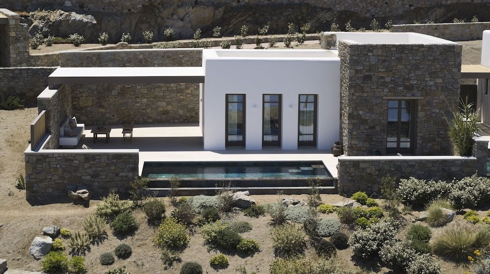 Bonzoe Suites & Villas