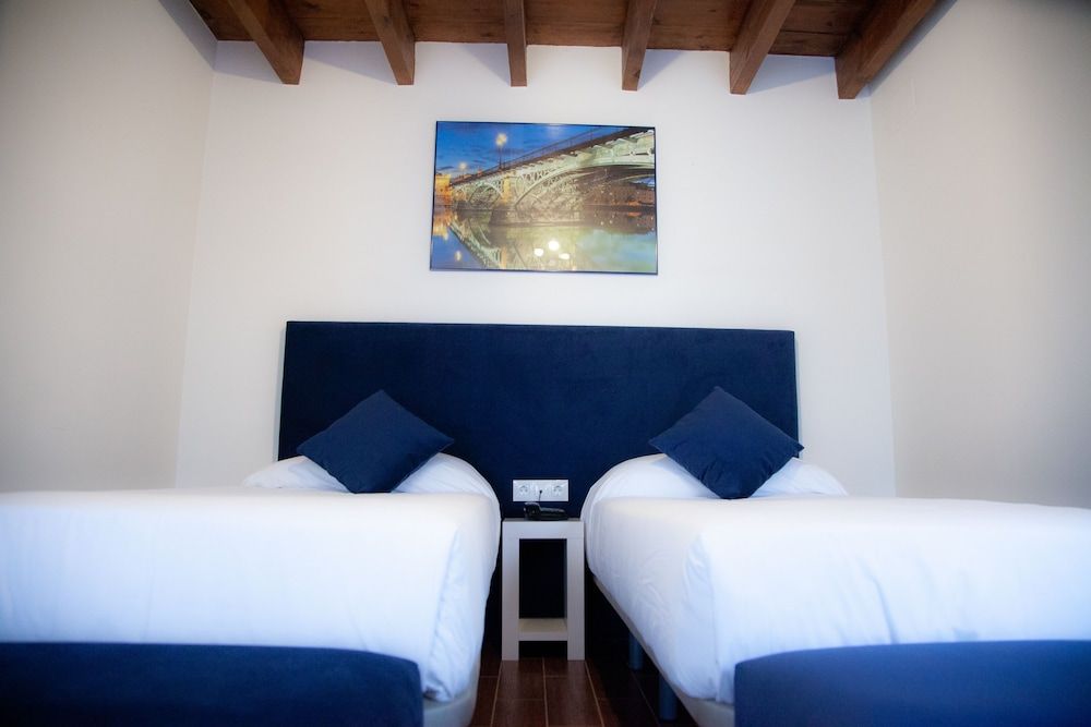 Noches en Triana Twin Room 8