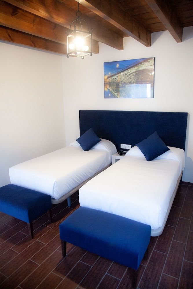 Noches en Triana Twin Room 7