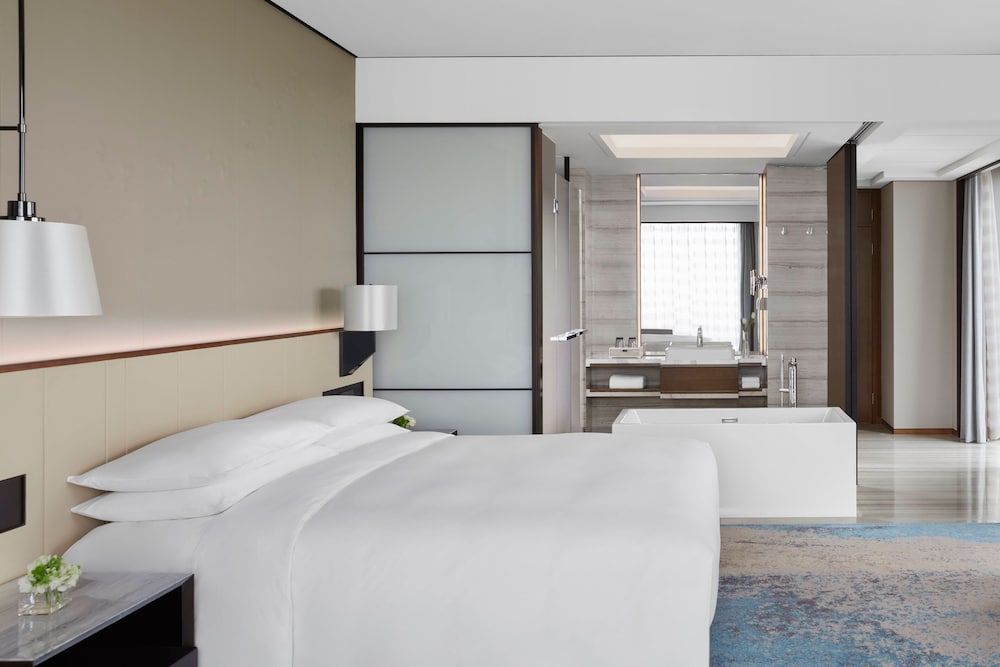 Room, 1 King Bed, Non Smoking, Corner