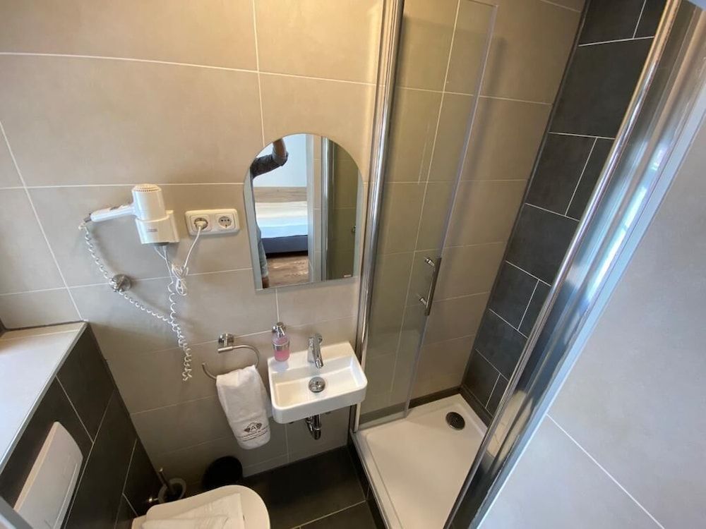 Hotel Goldene Traube Single Room, 1 Large Twin Bed 5