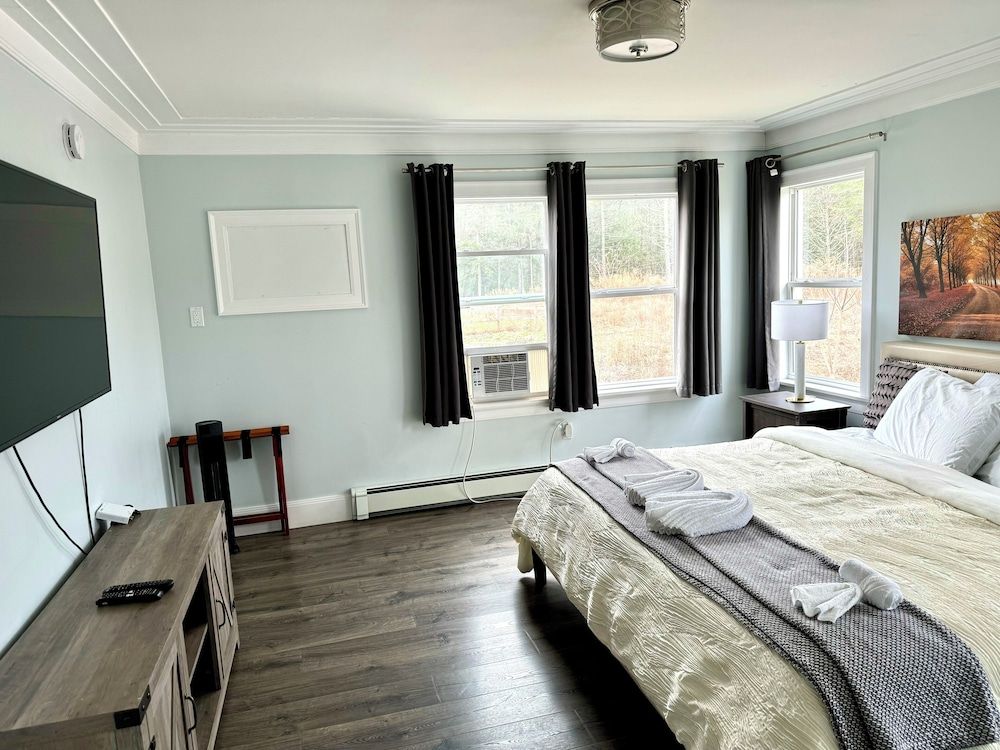 Solano Inn Deluxe Suite, 1 King Bed, Non Smoking, Refrigerator & Microwave 2